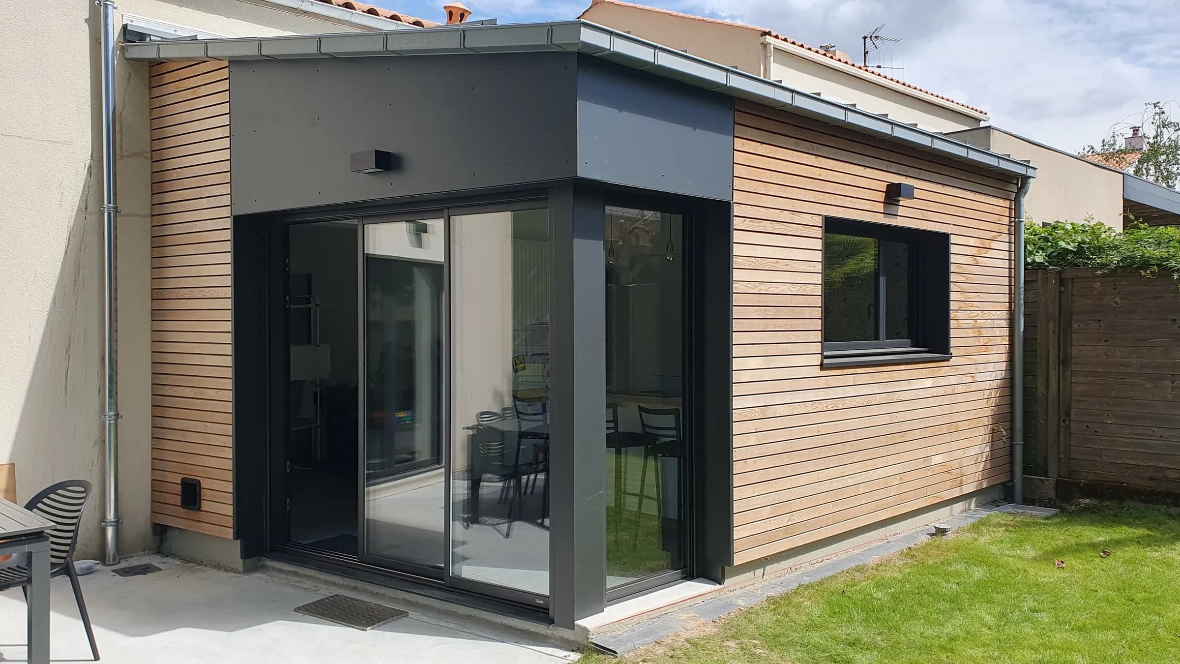 Extension à ossature bois avec baies vitrées aluminium réalisée par Linéaire Menuiserie